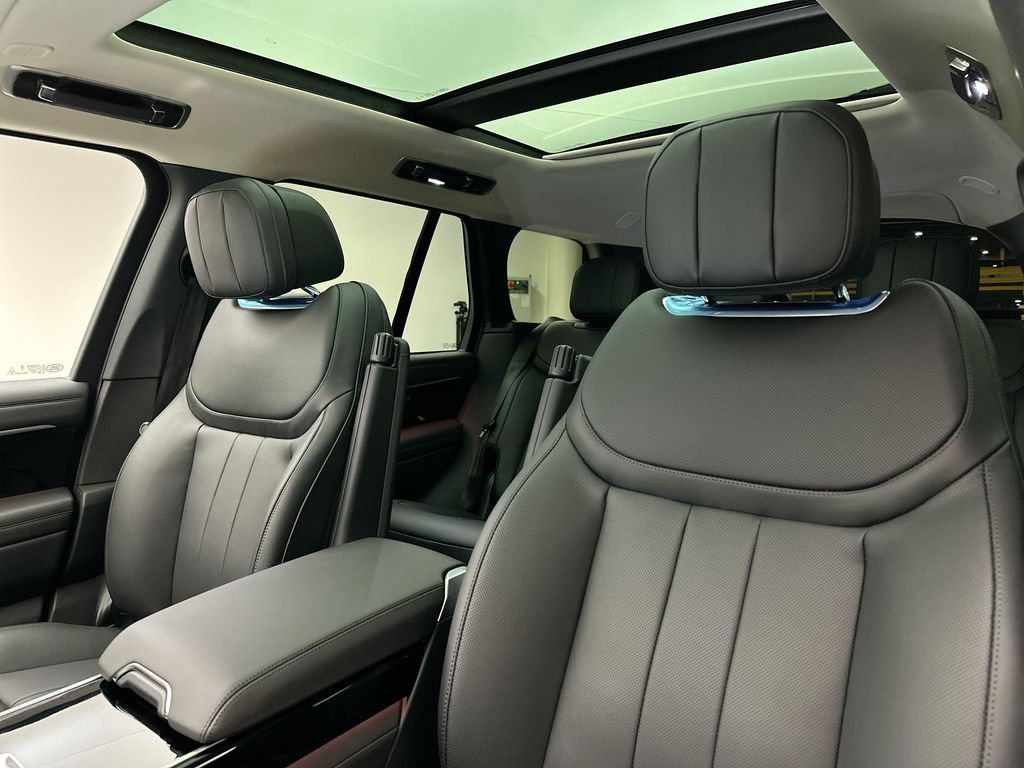 2025 Land Rover Range Rover SE 9