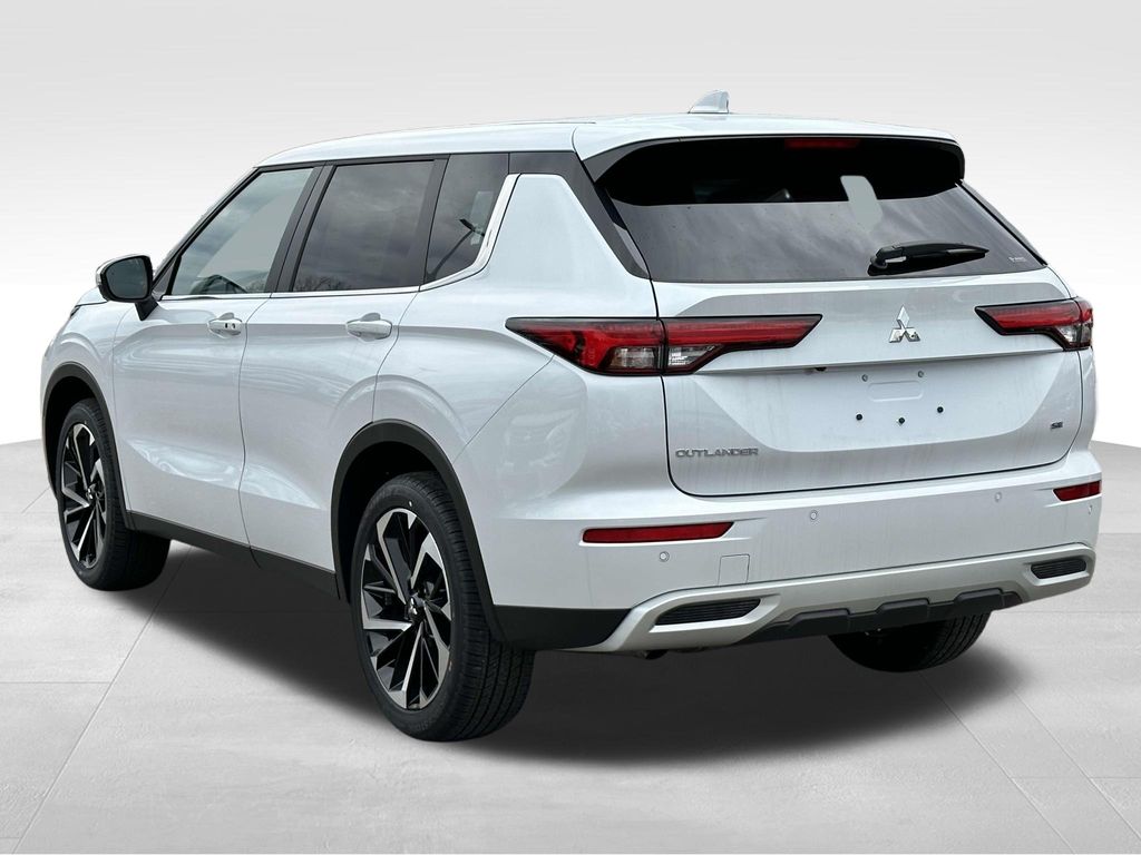 2024 Mitsubishi Outlander SE 3