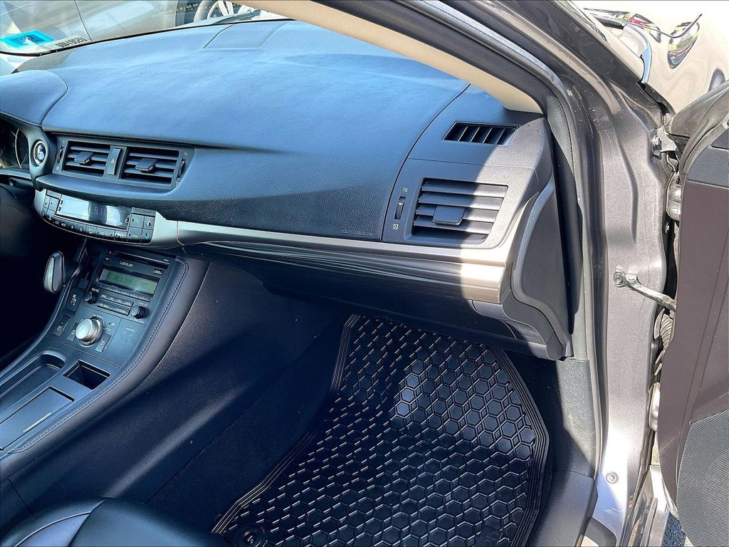 2016 Lexus CT — photo 13