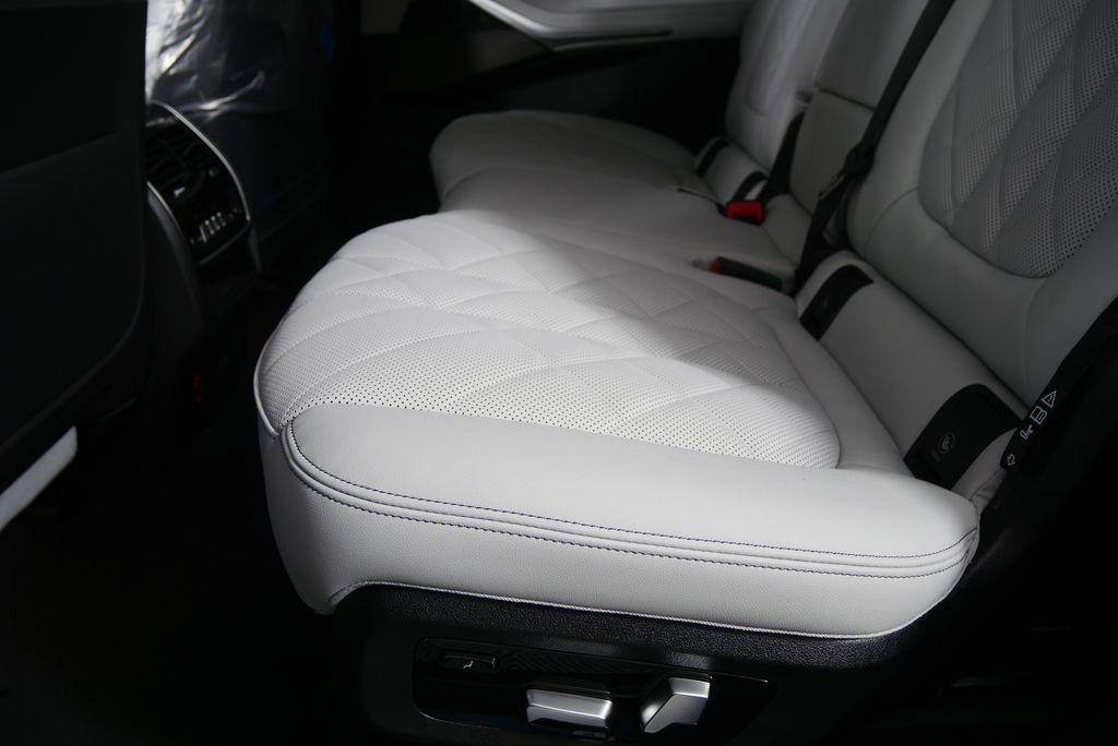 2026 BMW X7 xDrive40i 14