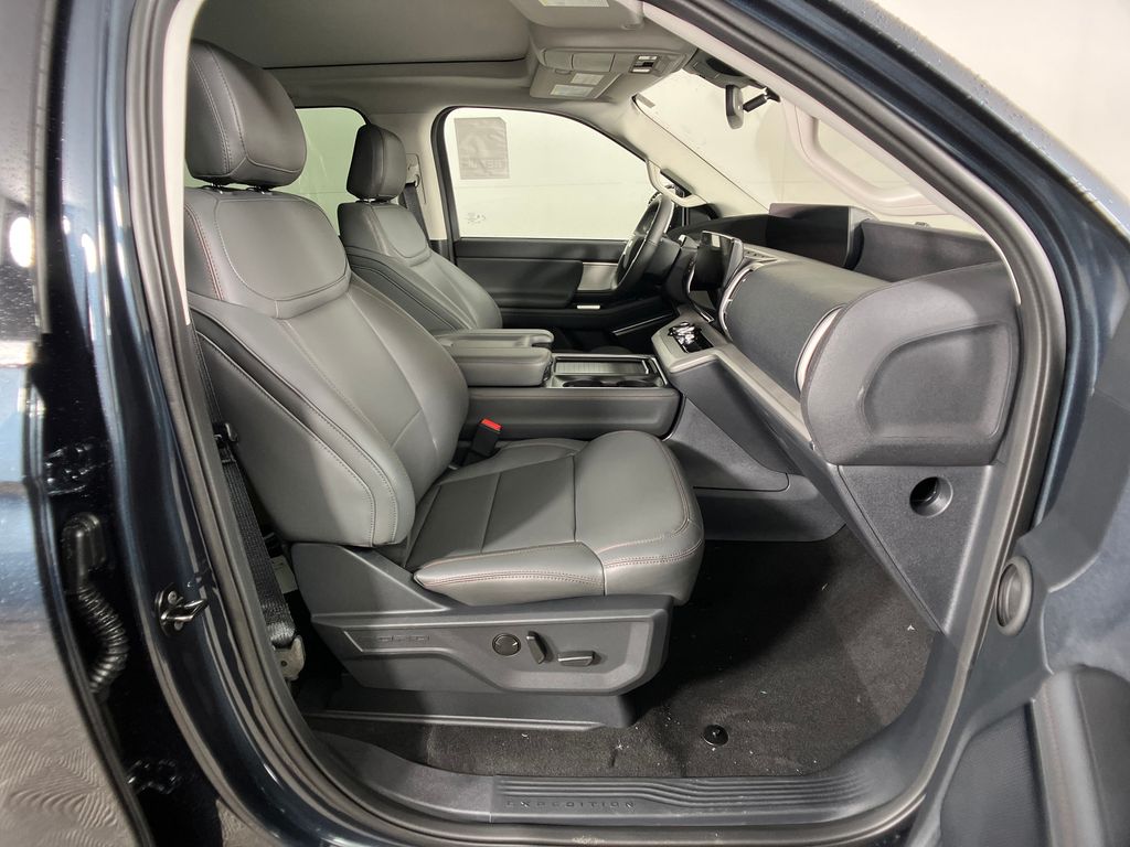 2025 Ford Expedition MAX photo 2