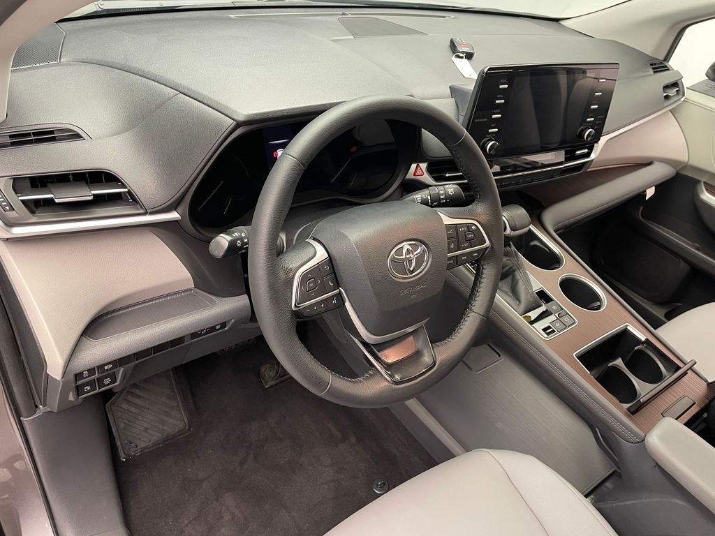 2021 Toyota Sienna XLE 11