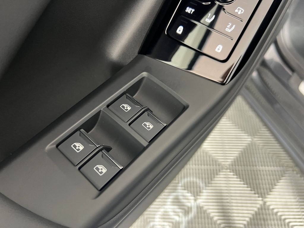 Thumbnail: 2025 Audi Q6 e-tron - 31