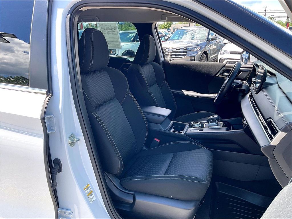 2023 Mitsubishi Outlander — photo 10