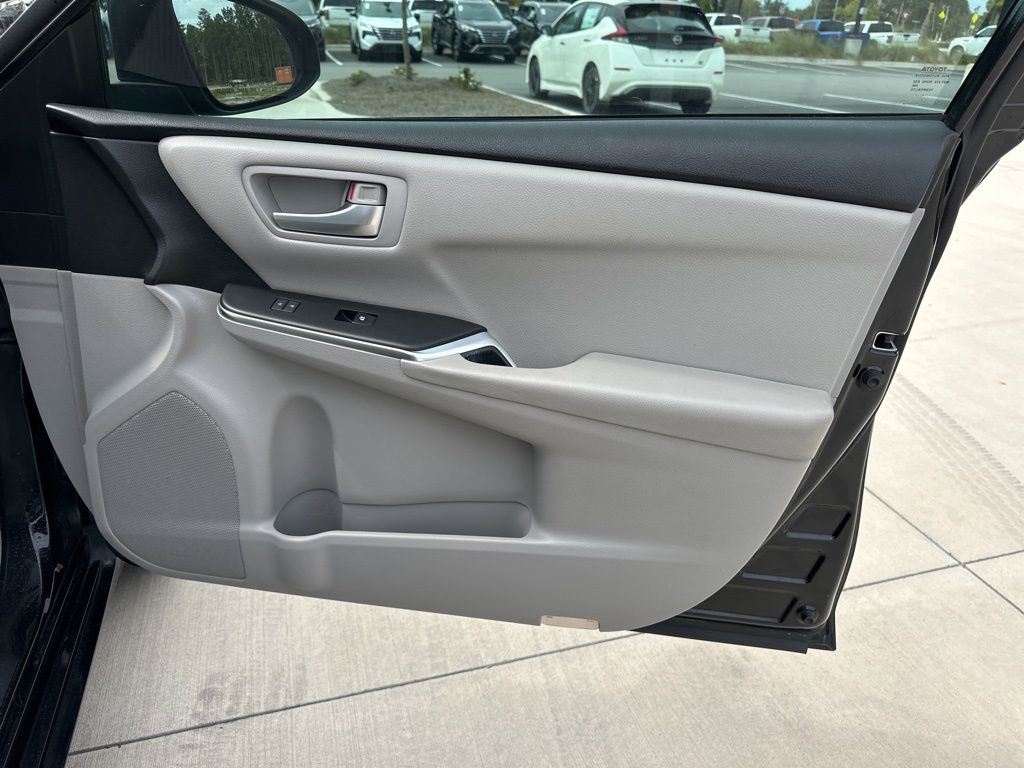 2016 Toyota Camry LE 31