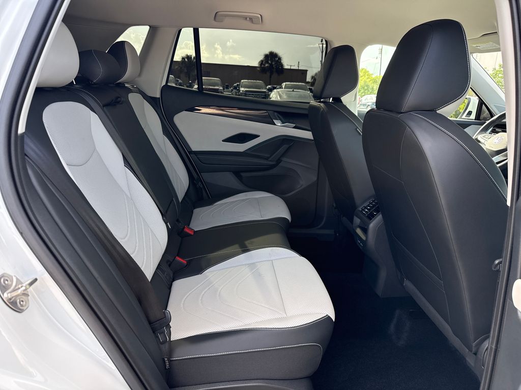 Certified Used 2025  Volkswagen 2.0T SE image 24