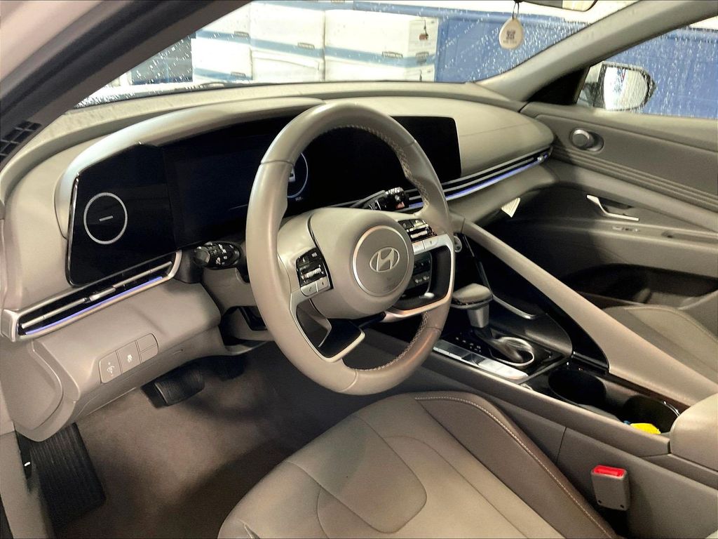 2025 Hyundai Elantra — photo 8
