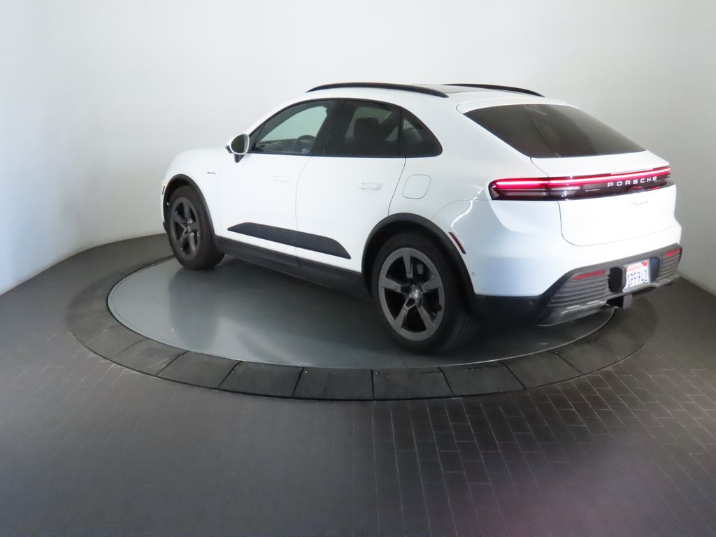 Thumbnail: 2024 Porsche Macan - 3