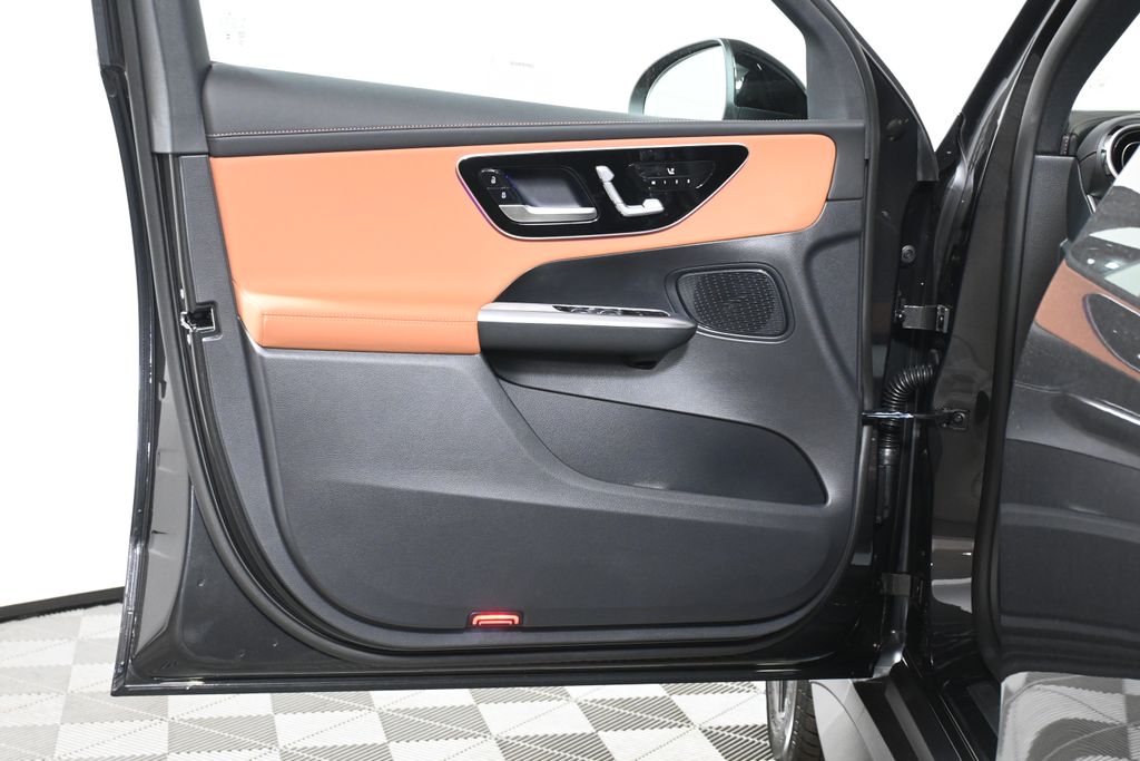 2025 Mercedes-Benz GLC 300 21