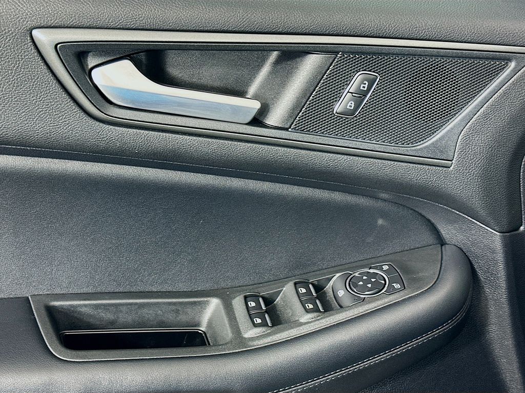 Thumbnail: 2022 Ford Edge - 17