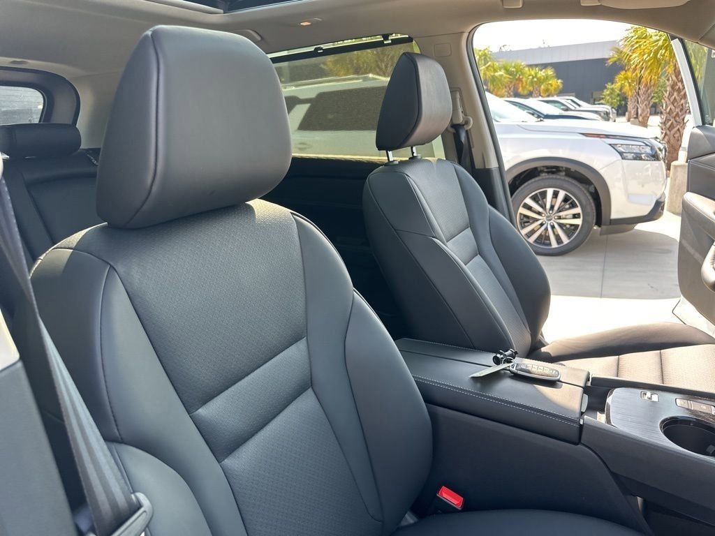 2025 Everest White Pearl Nissan Rogue SV FWD SUV
