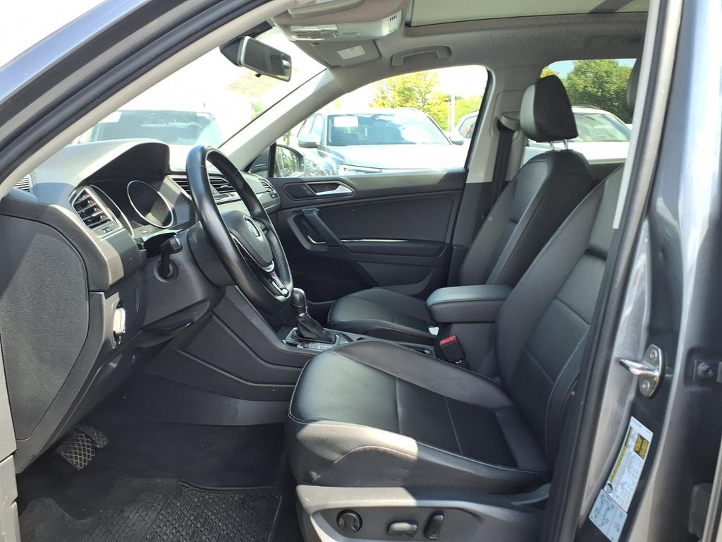 Used 2019 Platinum Gray Metallic Volkswagen 2.0T SE image 10