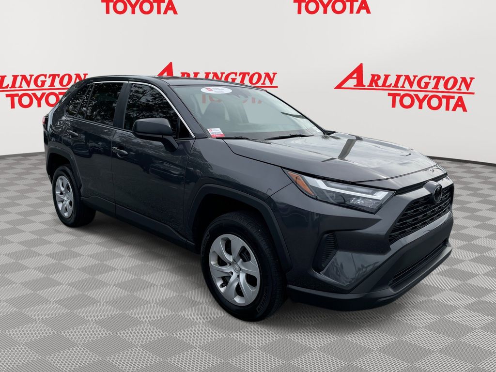 2025 Toyota RAV4 LE's photo
