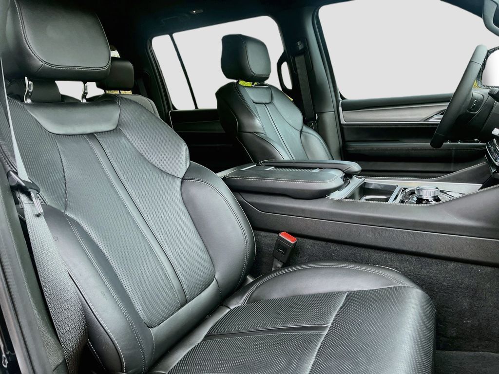 Used 2025 Black Jeep Base image 30