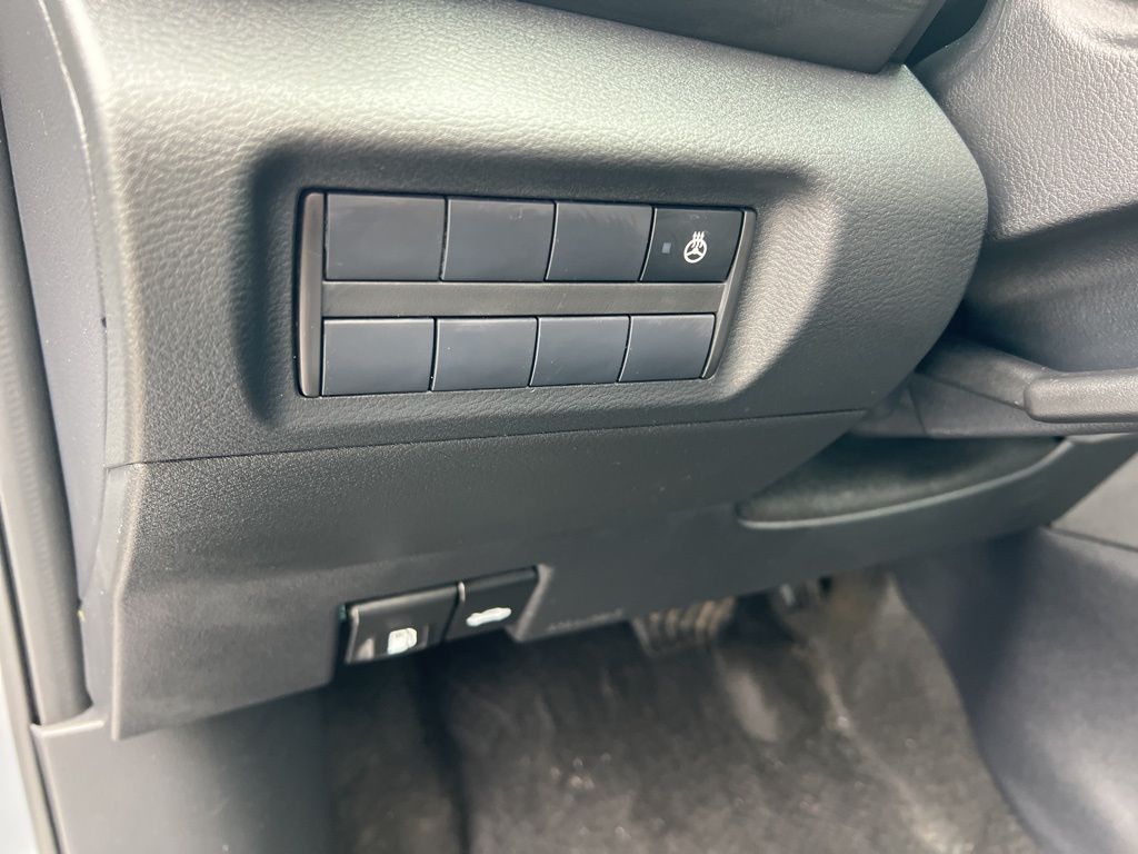 2024 Nissan Kicks SR photo