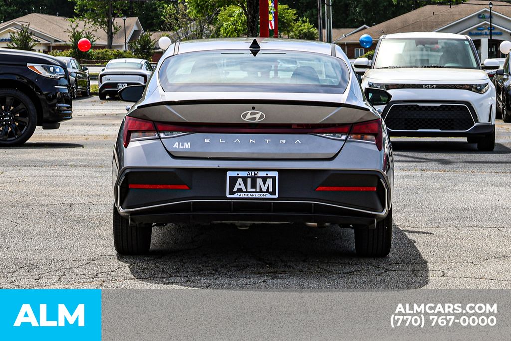 Used 2025 Silver Hyundai SEL Sport image 12