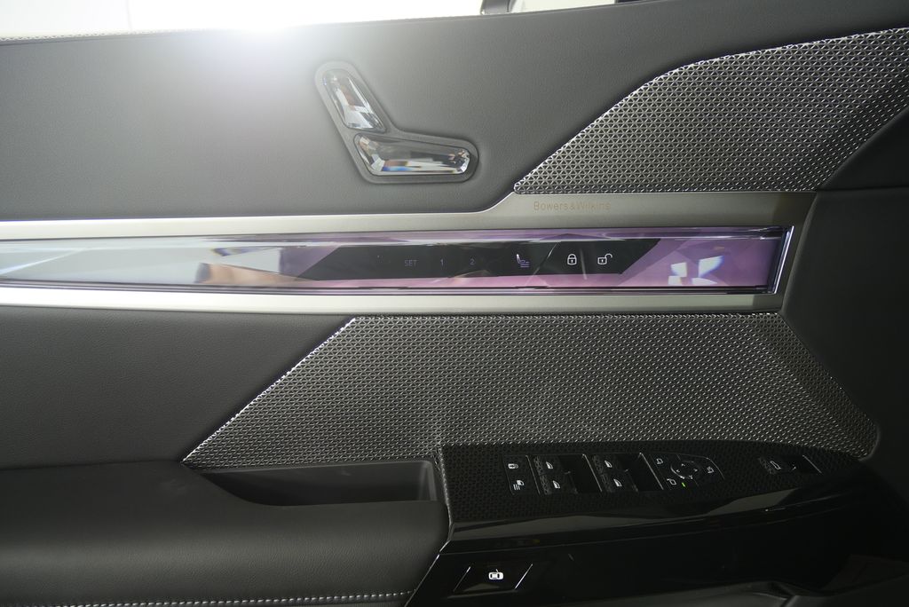 Thumbnail: 2026 BMW i7 - 8