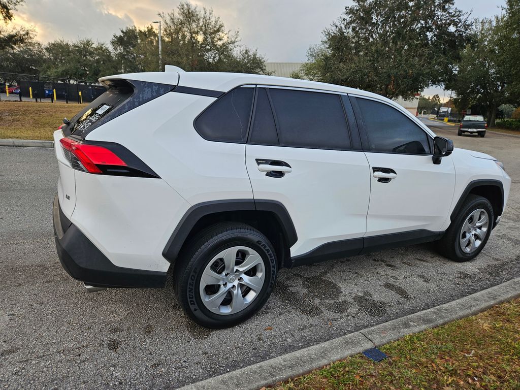 2022 Toyota RAV4 LE 5