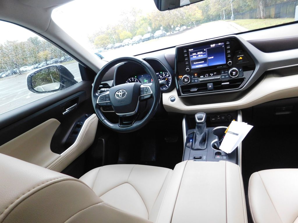 Thumbnail: 2021 Toyota Highlander - 7