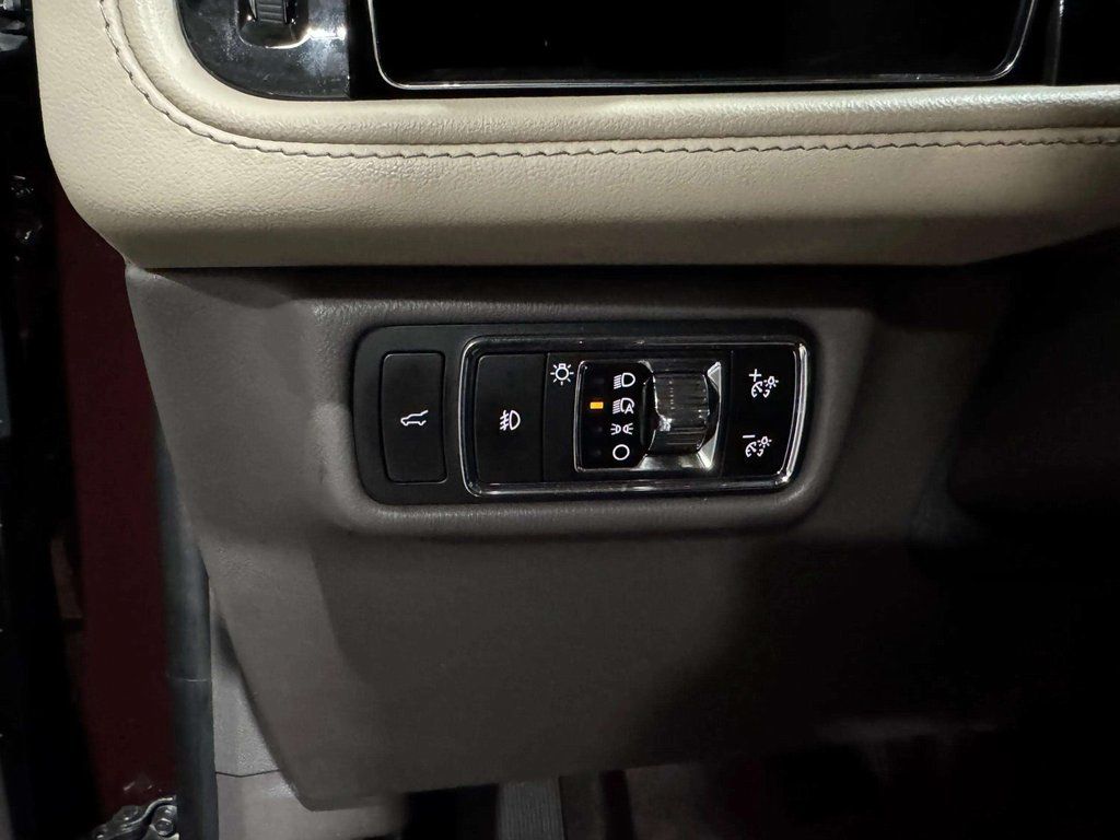 Certified Used 2023 Diamond Red Metallic Tinted Clearcoat Lincoln Reserve image 10