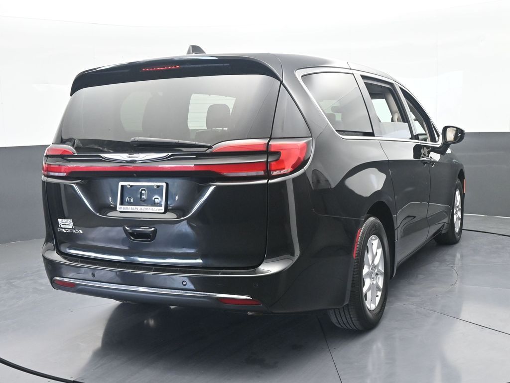 Used 2023 Brilliant Black Crystal Pearlcoat Chrysler Touring L image 4