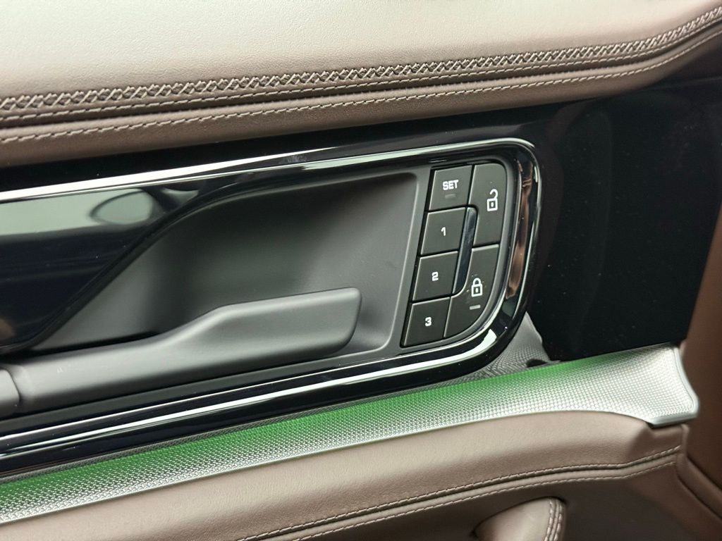 Thumbnail: 2025 Porsche Panamera - 19