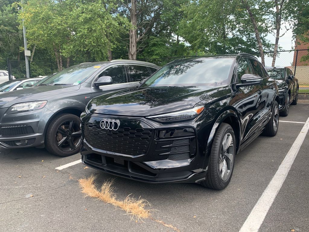 Thumbnail: 2025 Audi Q6 e-tron - 3