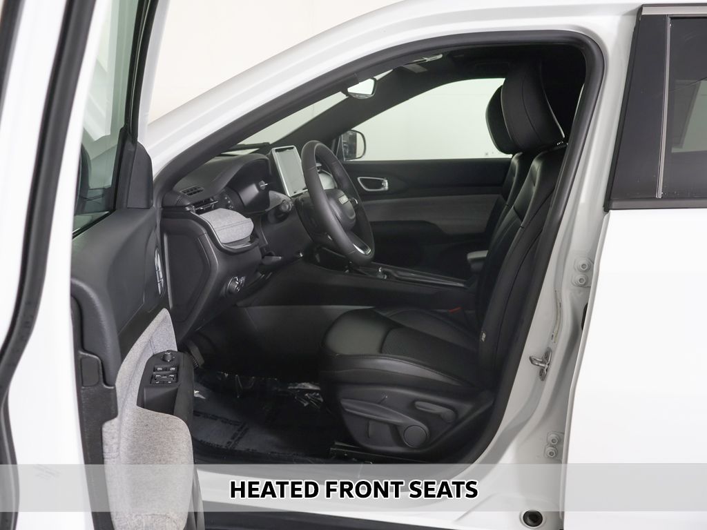 Used 2025 White Jeep Latitude image 5