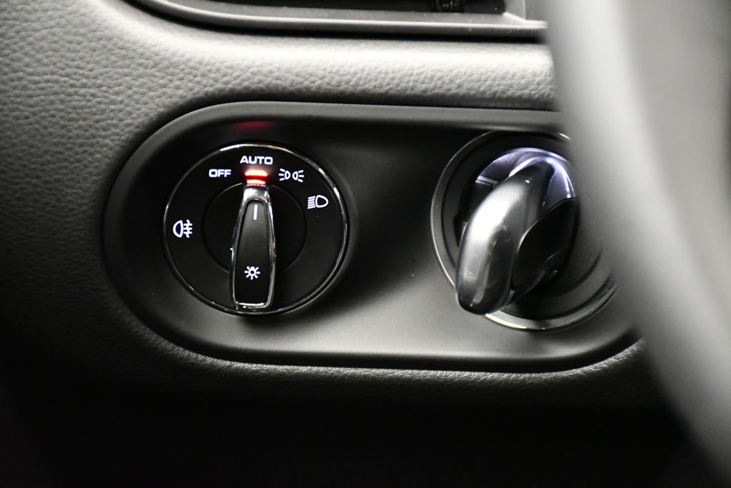 Thumbnail: 2026 Porsche Macan - 25