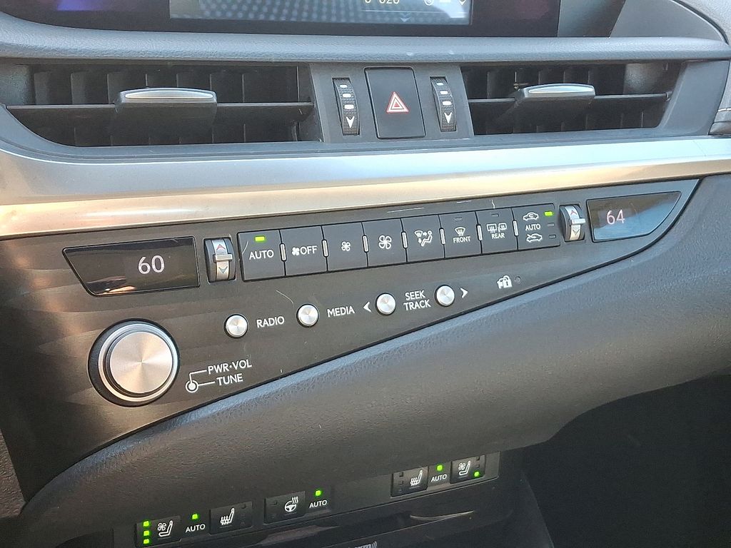 Thumbnail: 2021 Lexus ES - 17