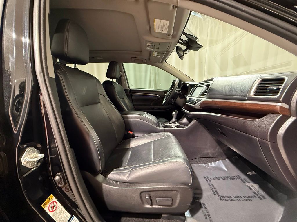 Thumbnail: 2016 Toyota Highlander - 24