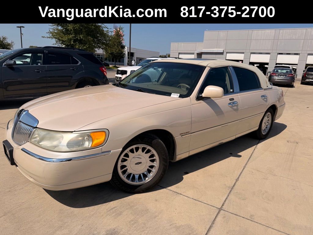 White (Light Parchment Gold Clearcoat) 2001 Lincoln Town Car Sedan Rear-Wheel Drive 4-Speed Automatic Overdrive