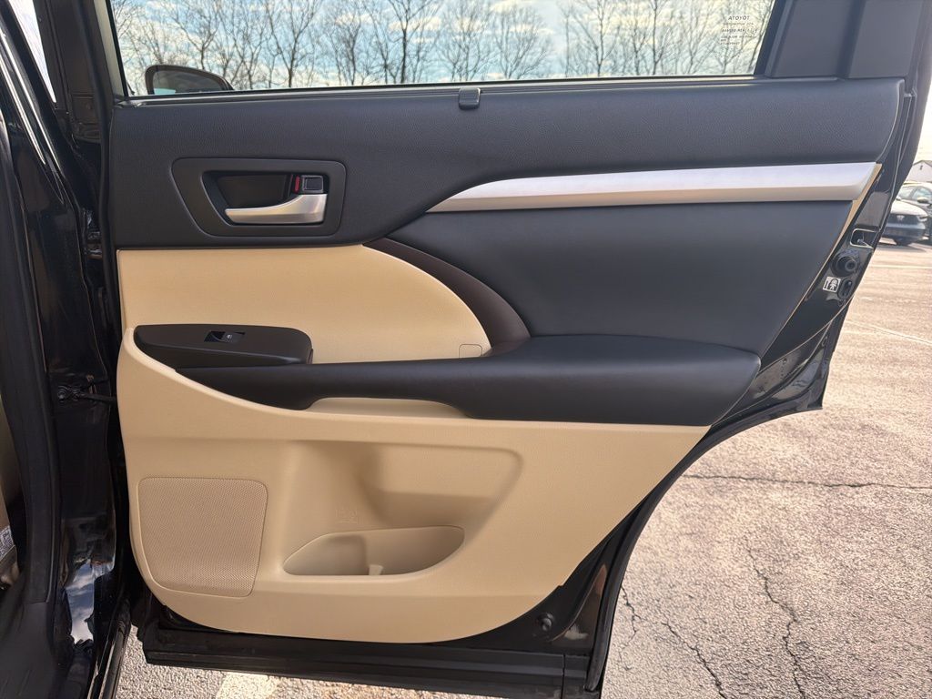 Thumbnail: 2017 Toyota Highlander - 25