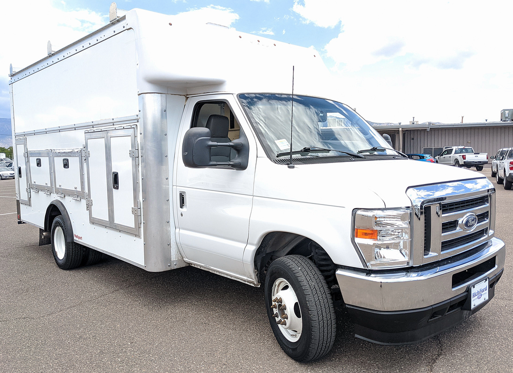 Oxford White 2025 Ford E-Series Chassis Pickup Truck Rear-Wheel Drive 6-Speed Automatic Overdrive