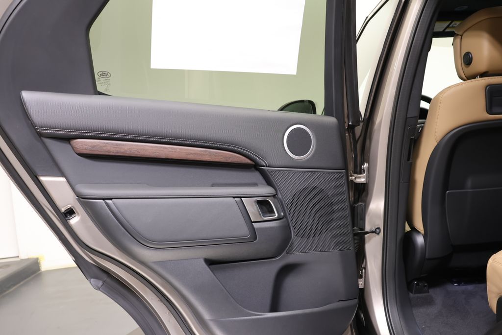 Thumbnail: 2026 Land Rover Discovery - 32