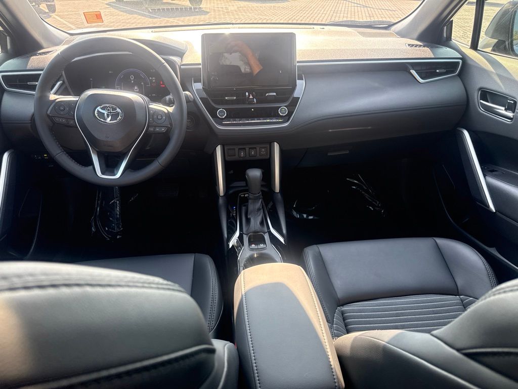 Used 2025  Toyota Hybrid XSE image 9