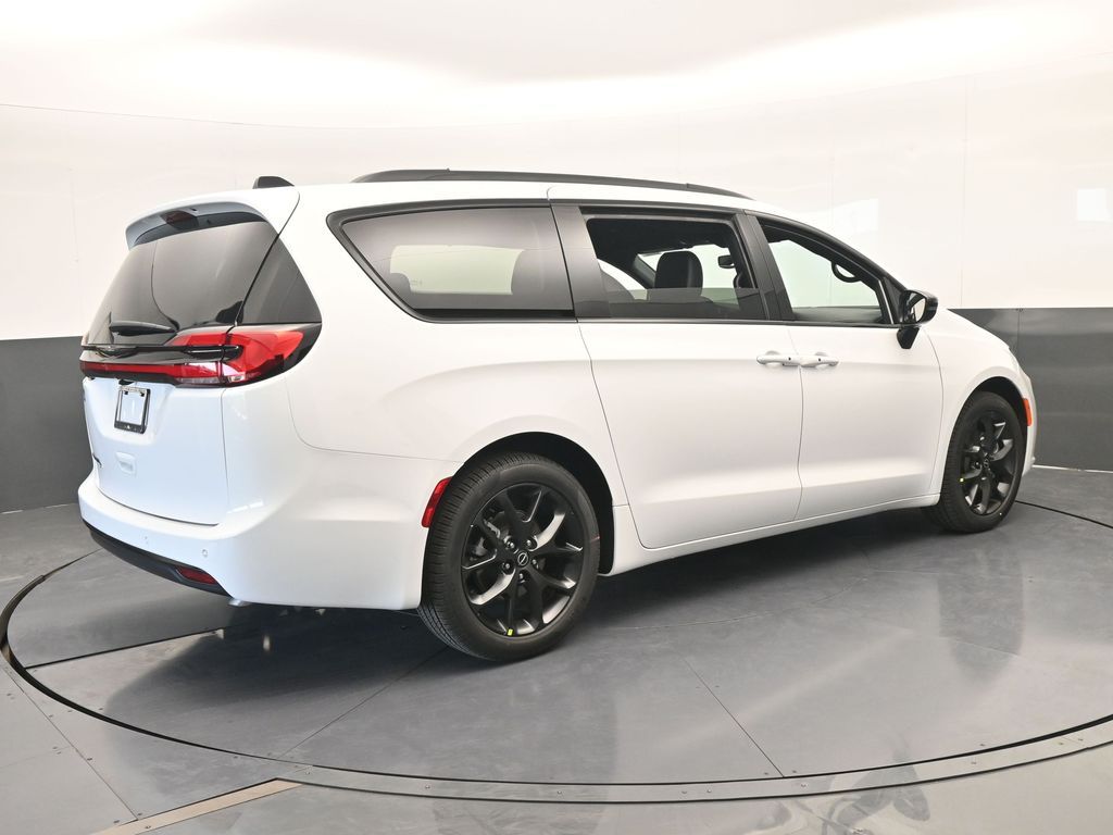 New 2026 Bright White Clearcoat Chrysler Select image 6