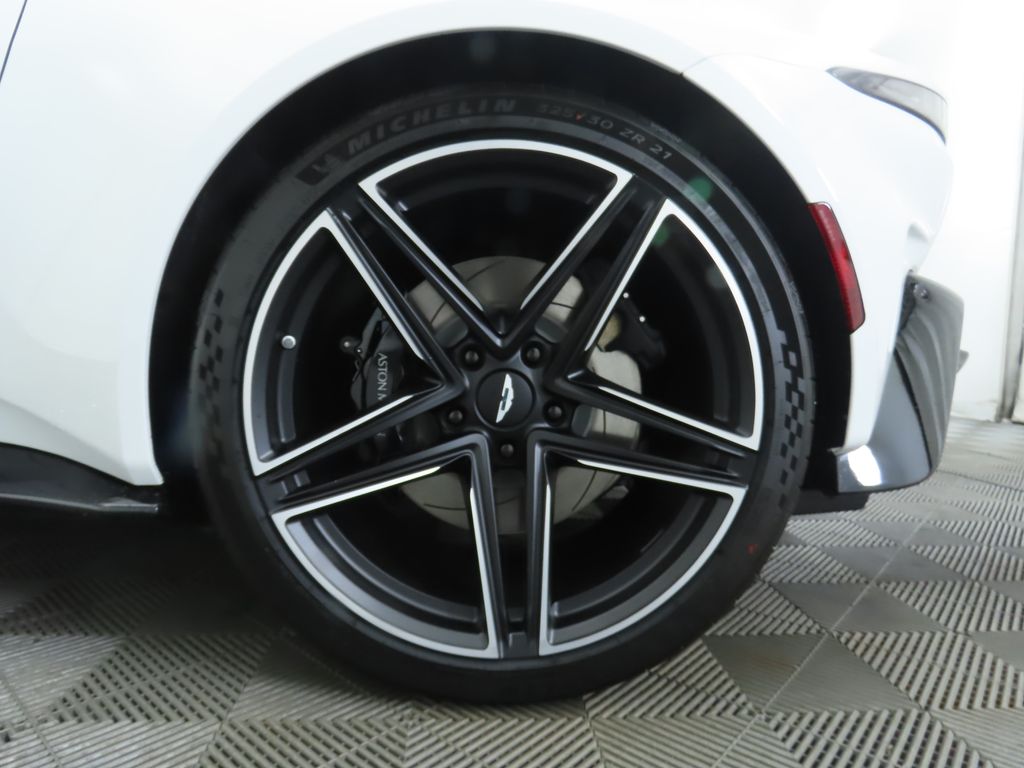 Thumbnail: 2025 Aston Martin Vantage - 29