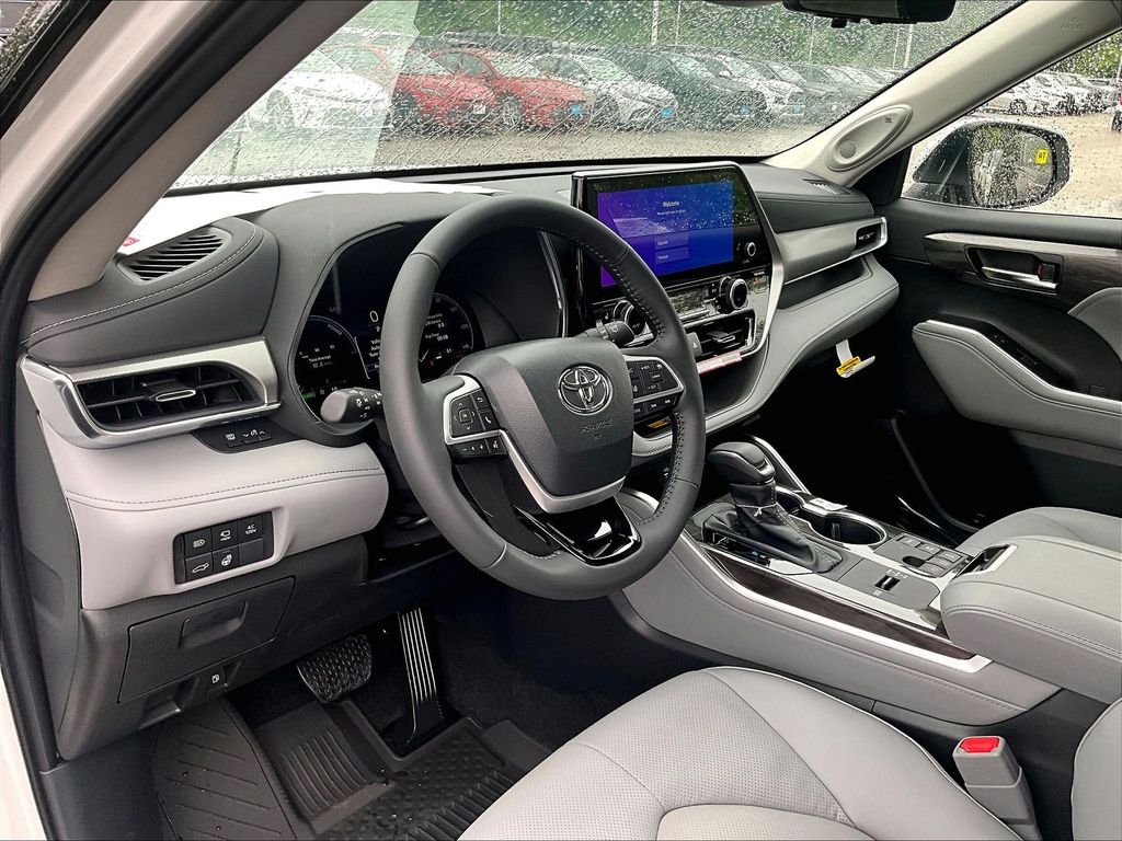 2026 Toyota Highlander Hybrid — photo 8