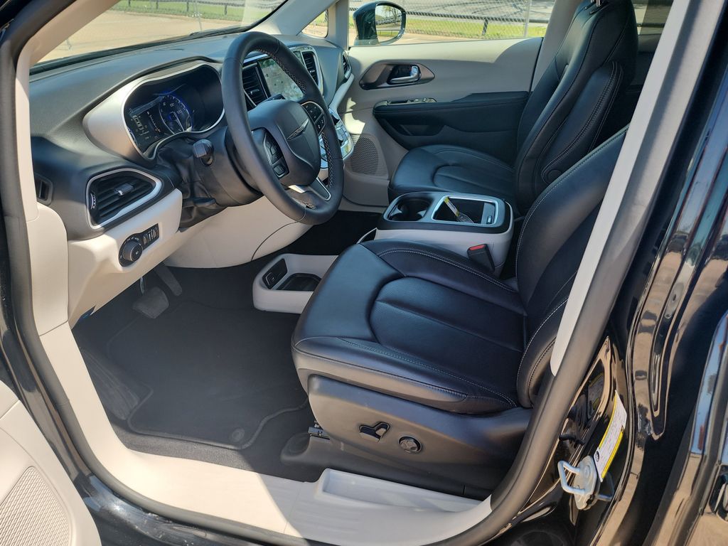 2024 Chrysler Pacifica Touring L photo