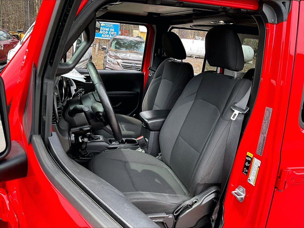 2023 Jeep Wrangler — photo 10