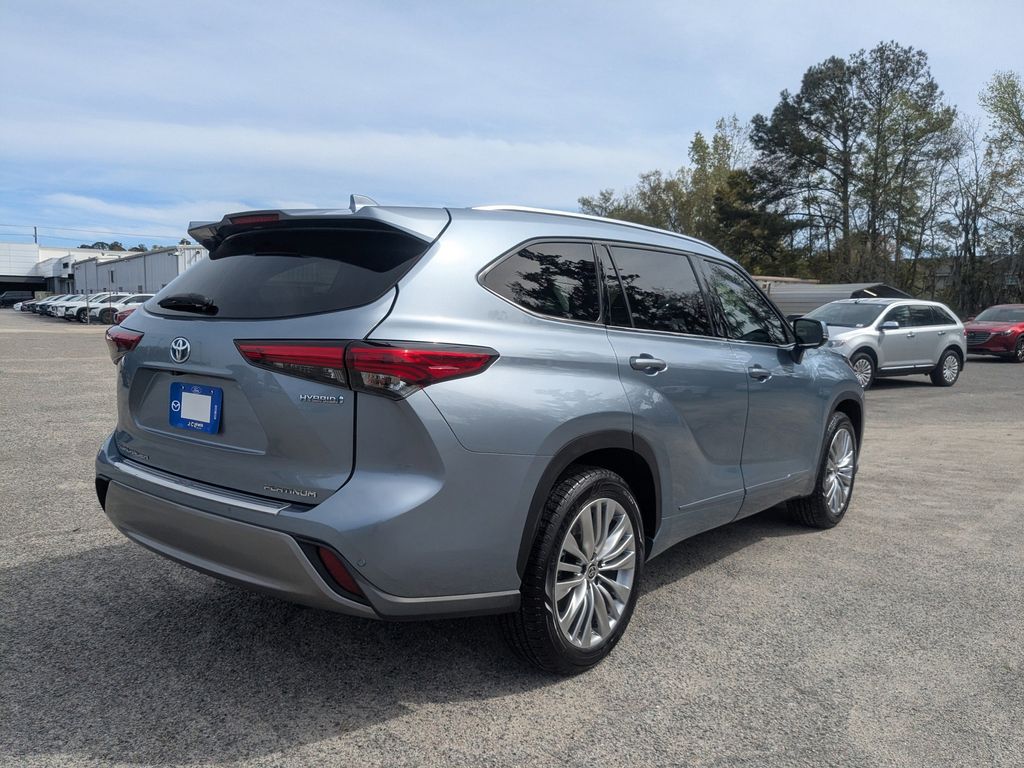 2023 Toyota Highlander Hybrid Platinum