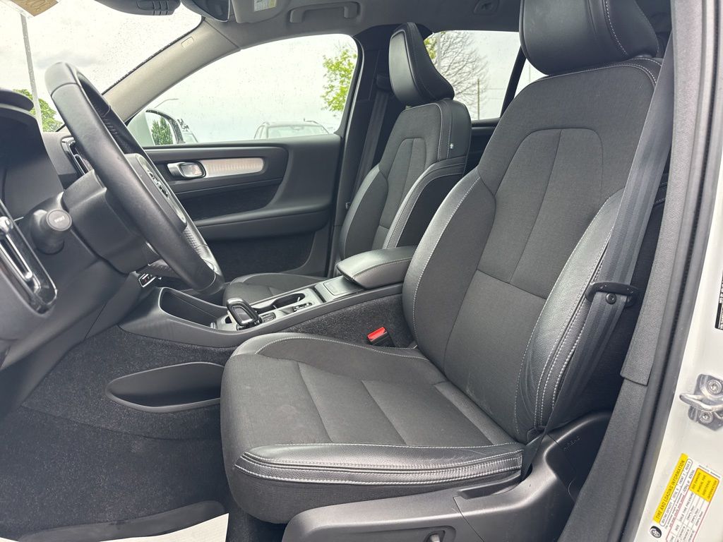 2020 Volvo XC40 Momentum White at Sutliff Volkswagen