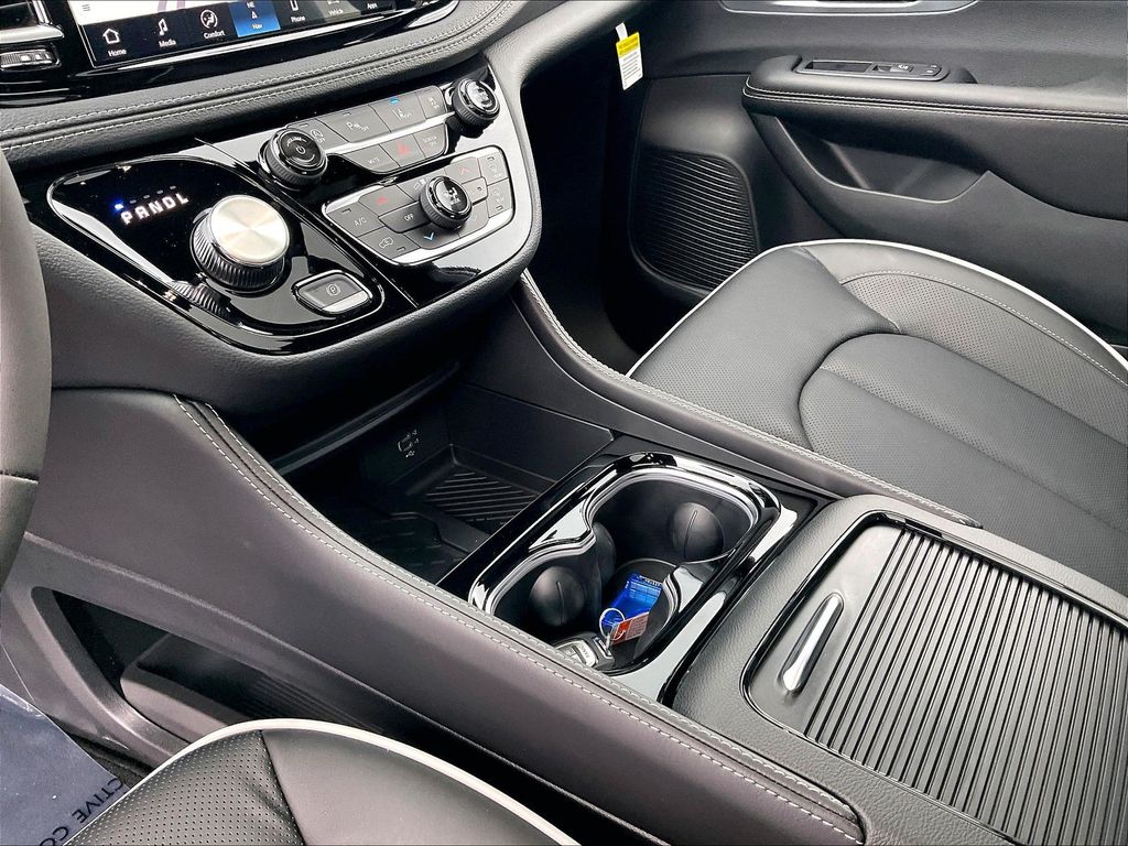 2026 Chrysler Pacifica — photo 13