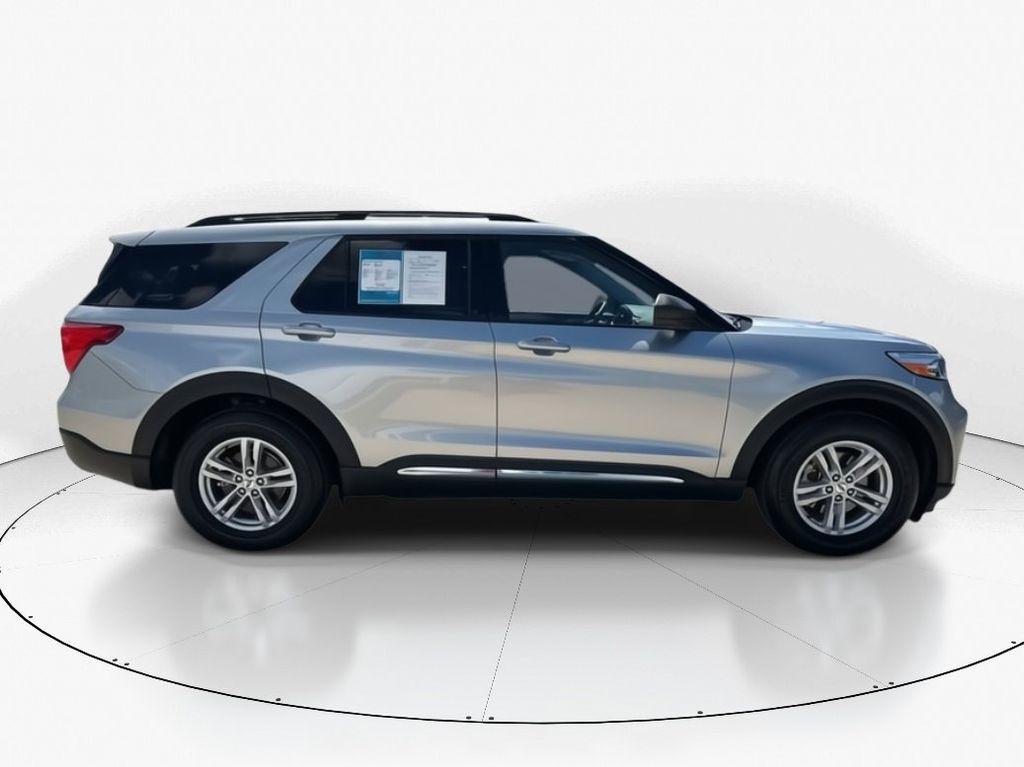 2024 Silver Metallic Ford Explorer XLT RWD SUV