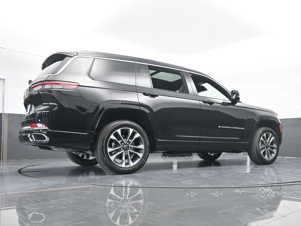 New 2025 Diamond Black Crystal Pearlcoat Jeep Overland image 58