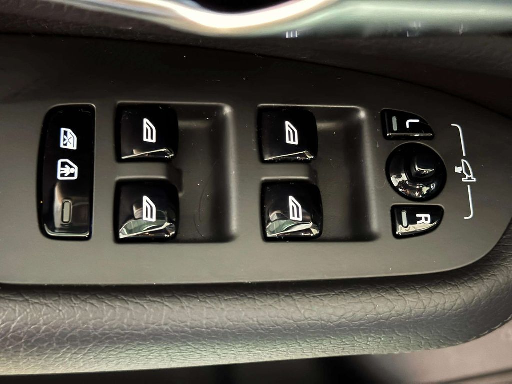 Used 2020 Osmium Gray Metallic Volvo T6 Momentum image 7