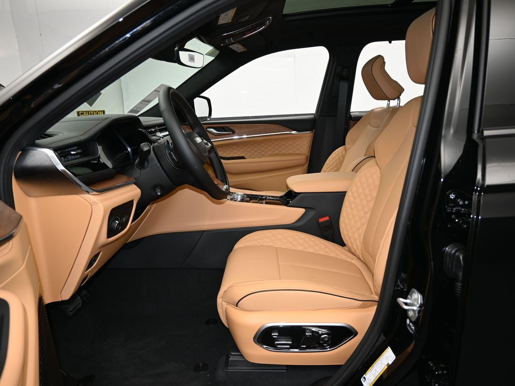 New 2025 Diamond Black Crystal Pearlcoat Jeep Summit image 11