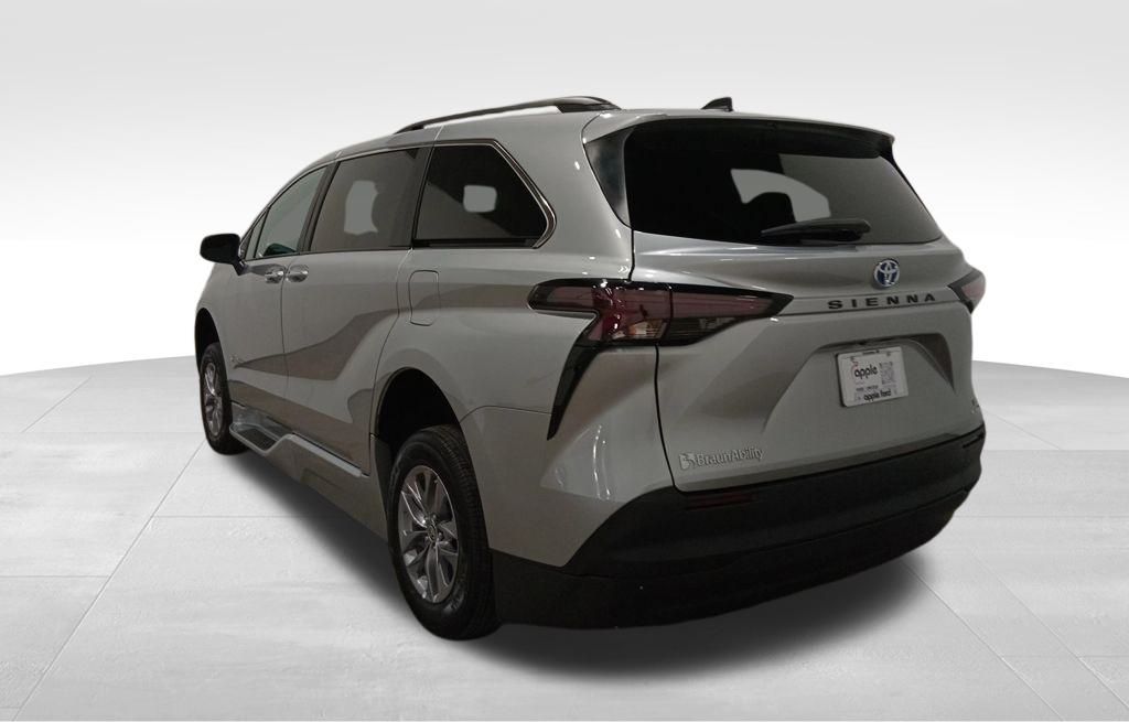 2024 Toyota Sienna XLE