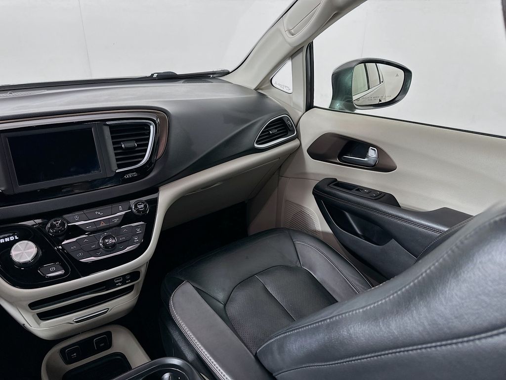 2019 Chrysler Pacifica Touring L 22